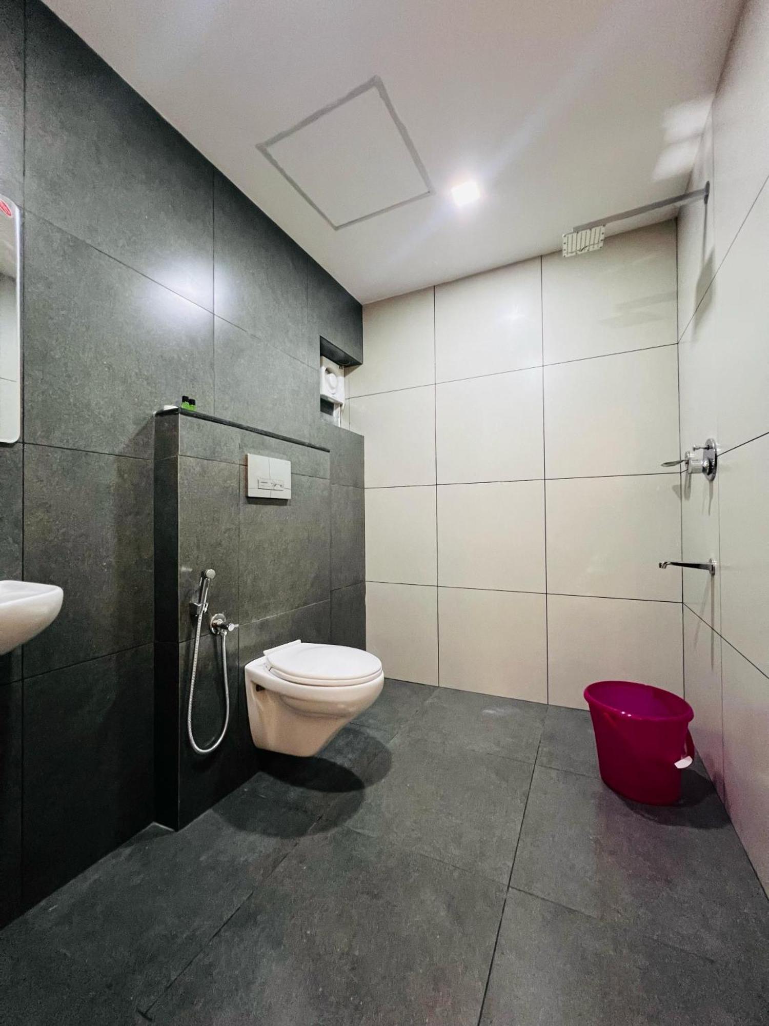 Gypsy Hotel Cusat Kochi Екстериор снимка
