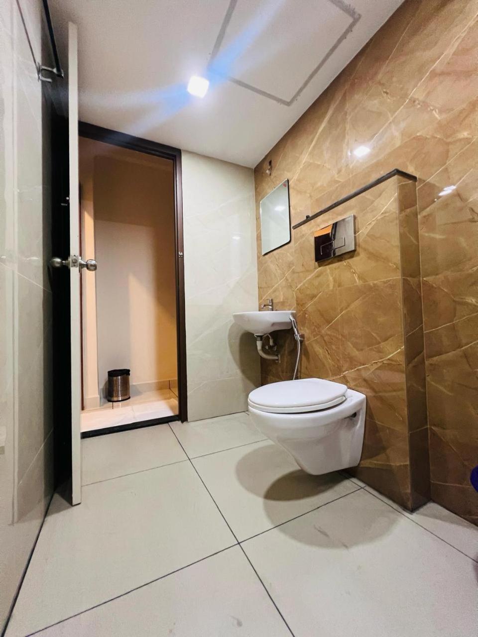 Gypsy Hotel Cusat Kochi Екстериор снимка